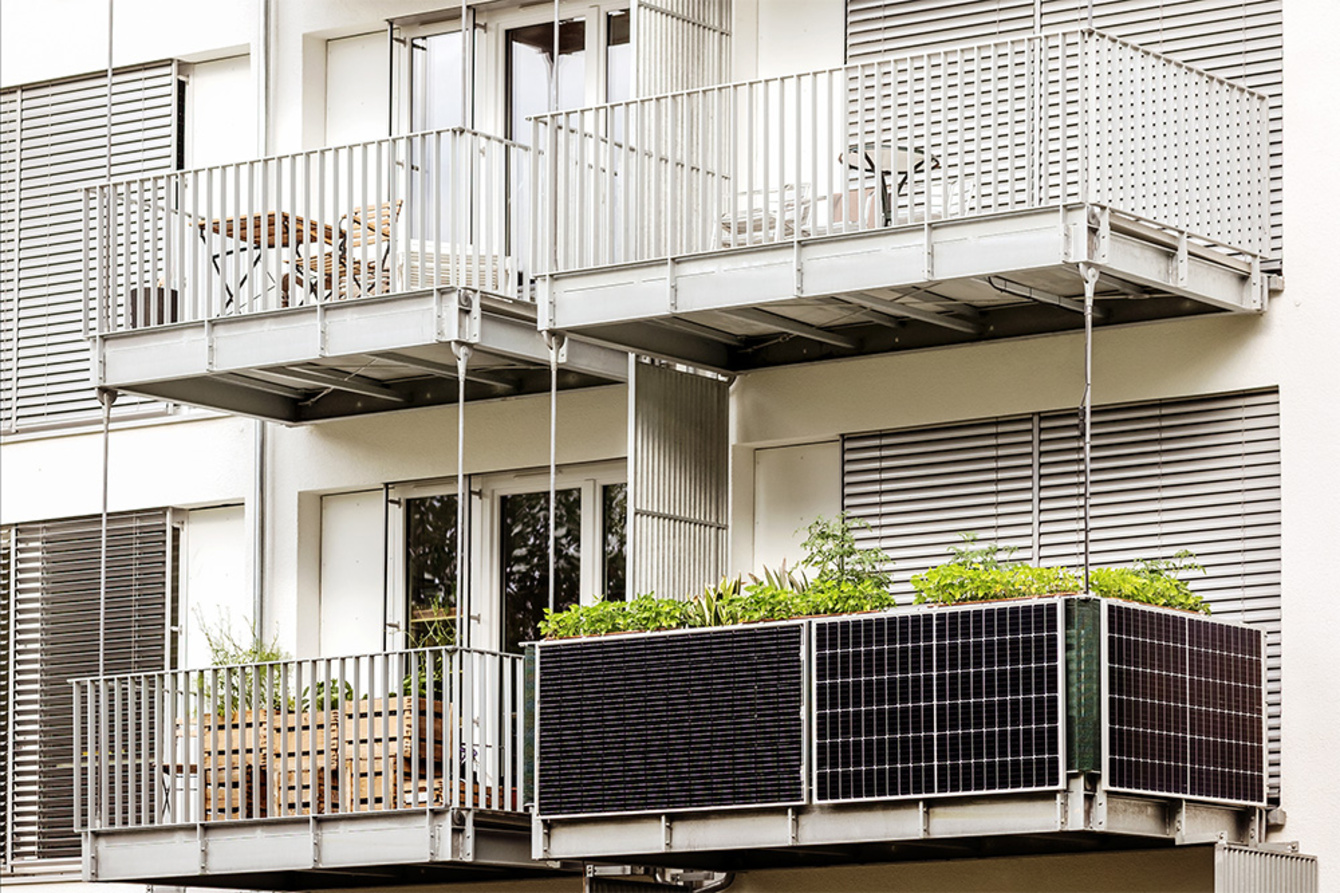 Balkon­kraftwerk bei Energietechnik Mitterdorfer in Alteglofsheim